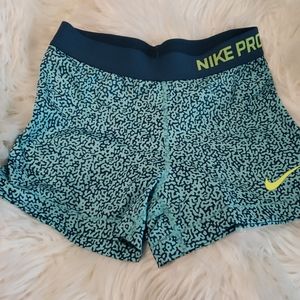 Nike pro workout shorts EUC size M